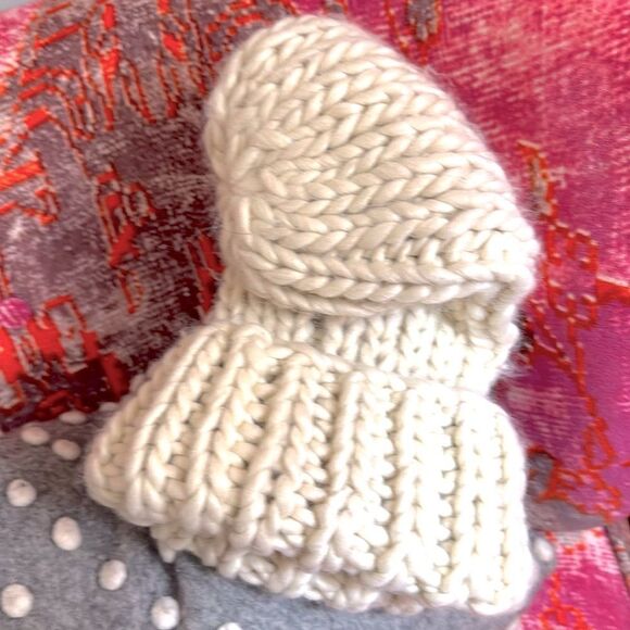 NWOT Urban Outfitters Ecote Mammoth Beanie in Ivory - Picture 4 of 9